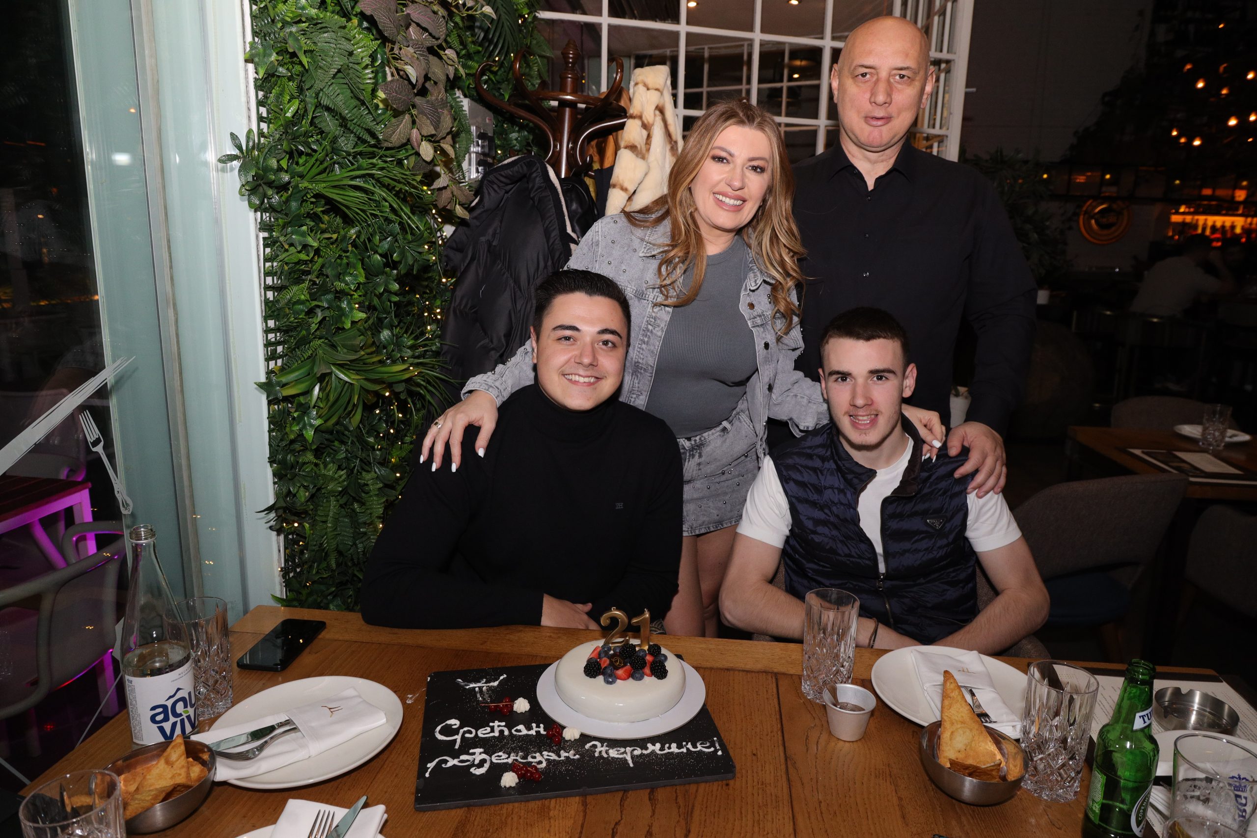 SVI DETALJI PROSLAVE NERMINOVOG ROĐENDANA: Viki Miljković zapevala, pa usledilo iznenađenje usred restorana (VIDEO) 7 Nermin Handžić rođendan