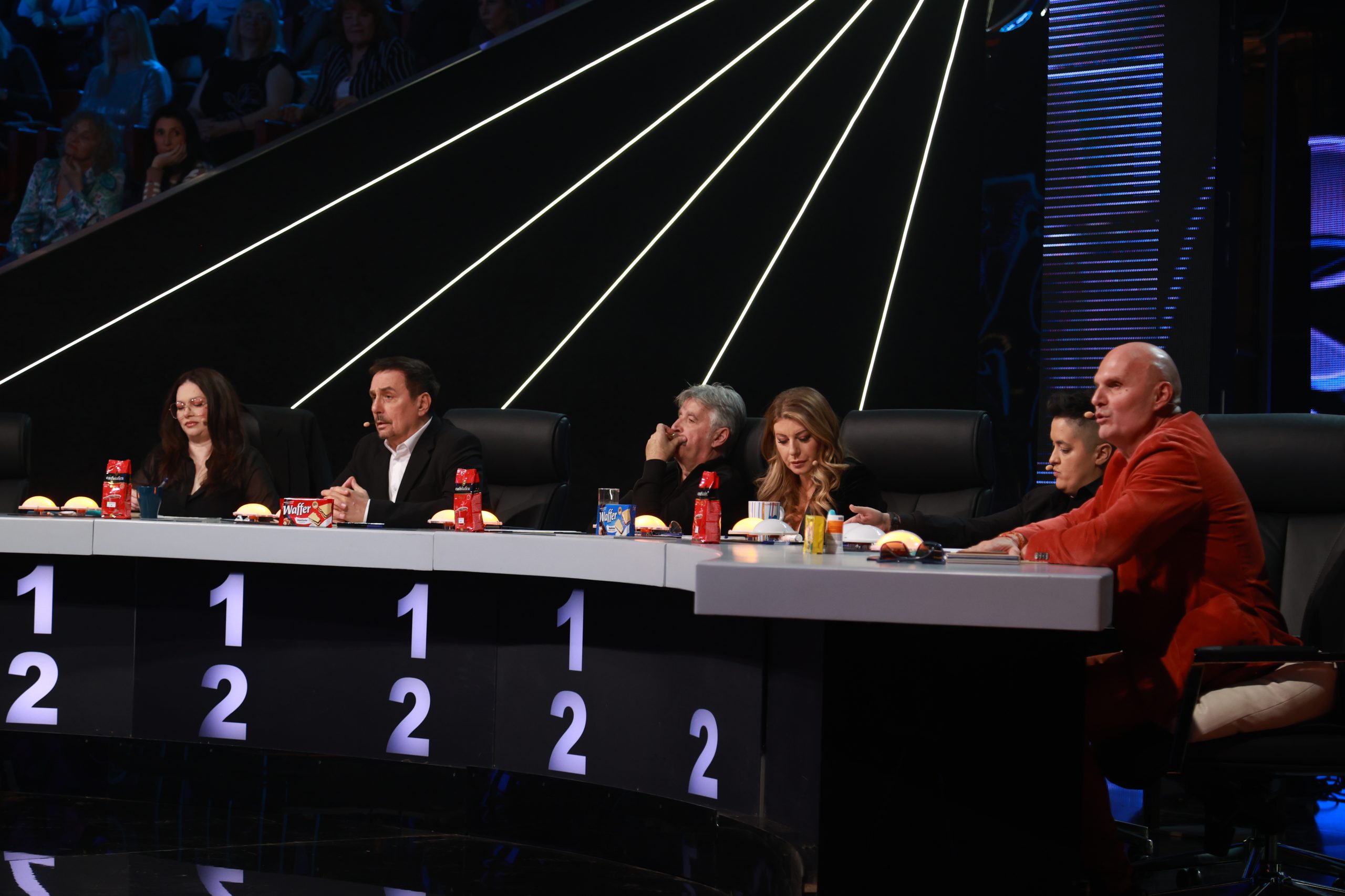 SUDAR TITANA: Almir Delić i Miki Sekulovski pokidali na sceni, Ana Sević se zbunila: "Je l' možemo da ponovimo ovo?" 8 Almir Delić i Miki Sekulosvki duel