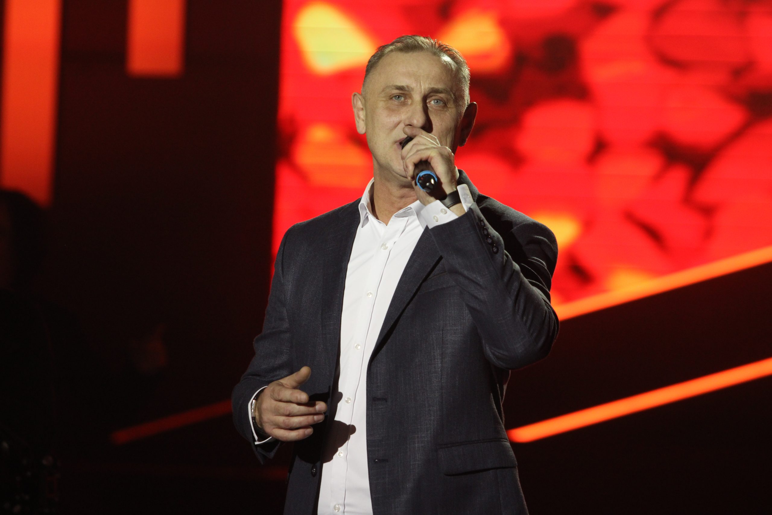 Lavina emocija na sceni, tri brata zapevala zajedno, pa raznežili publiku: "Ovo je bilo iz duše i srca" 6 Budimir Vašalić Budo nastup Nikad nije kasno