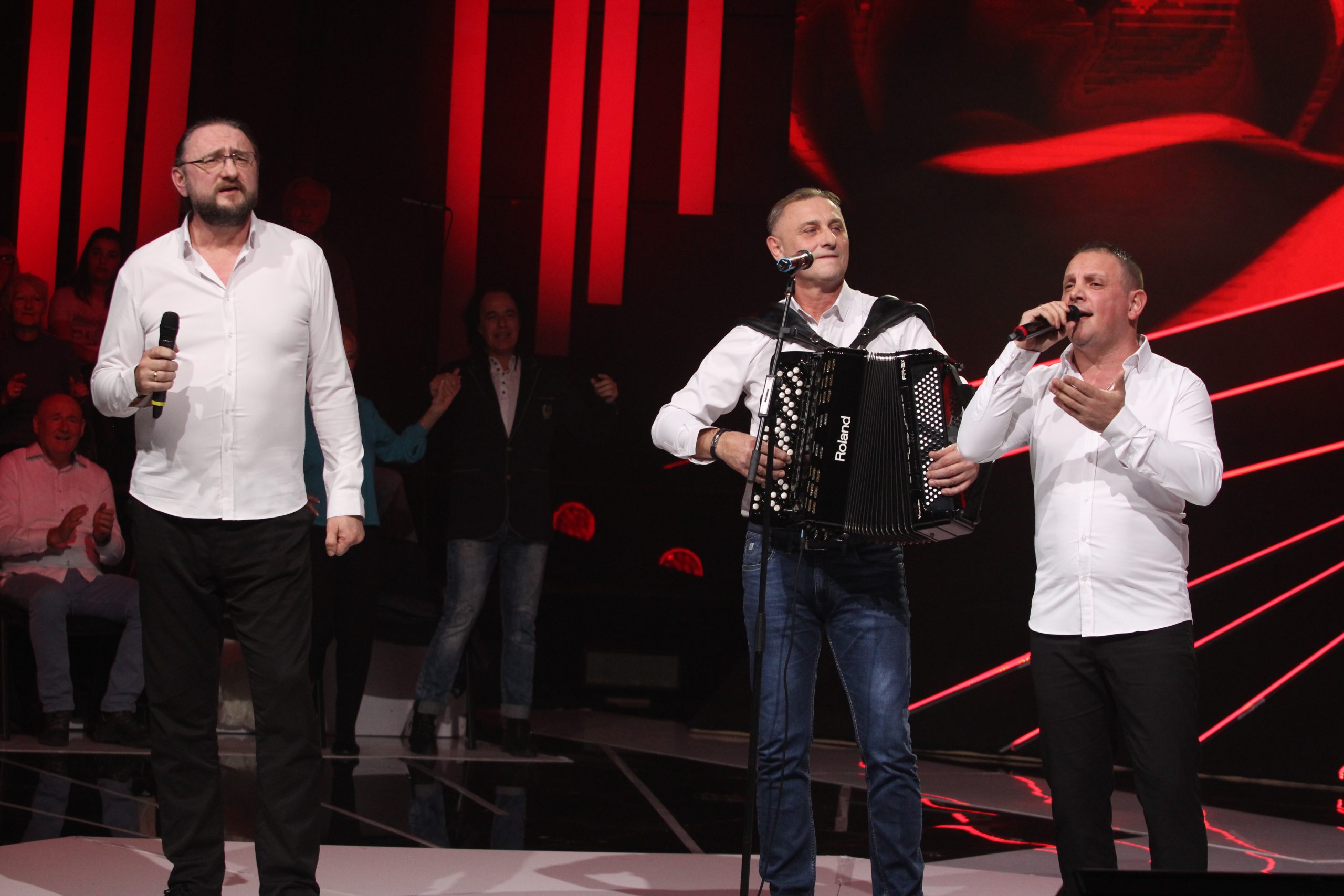 Lavina emocija na sceni, tri brata zapevala zajedno, pa raznežili publiku: "Ovo je bilo iz duše i srca" 7 Budimir Vašalić Budo nastup Nikad nije kasno
