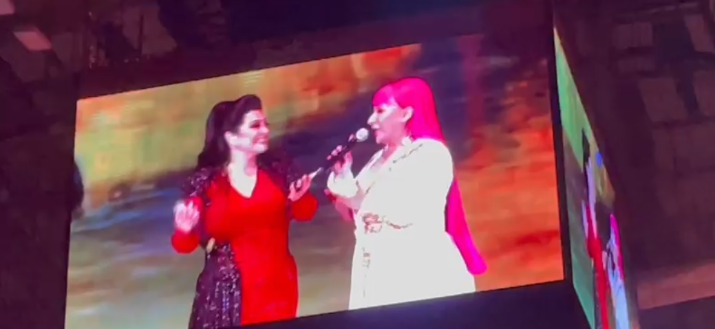 LOM U ARENI Dragana Mirković i Zorica Brunclik zajedno na sceni (VIDEO) 5 Dragana Mirković Zorica Brunclik arena