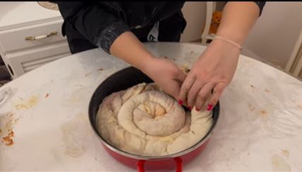 Vanja Mijatović razvila kore za pitu k'o od šale, od njenog umeća u kuhinji popadale vilice: "Malo je ovakvih domaćica" (VIDEO) 7 hdu