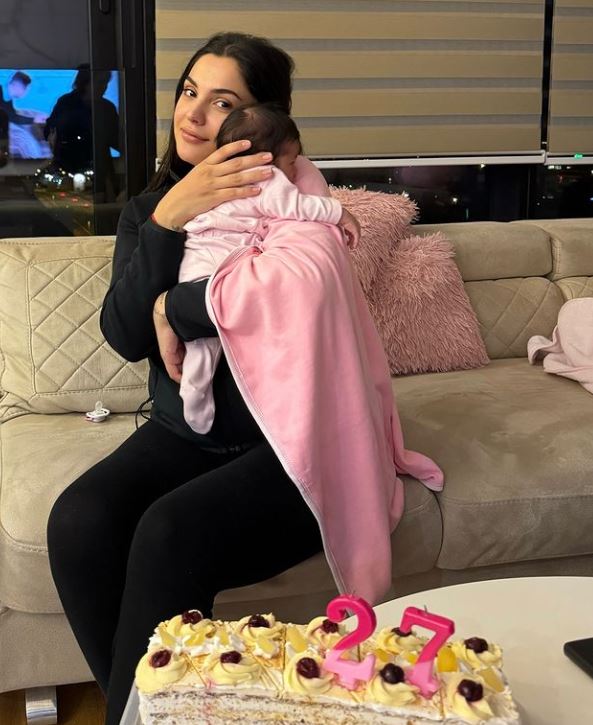 Ćerka Nadice Ademov nosi patike koje koštaju preko 300 evra, a nije ni prohodala: Čist luksuz na nogicama male Meline (FOTO) 6 Ćerka Nadice Ademov