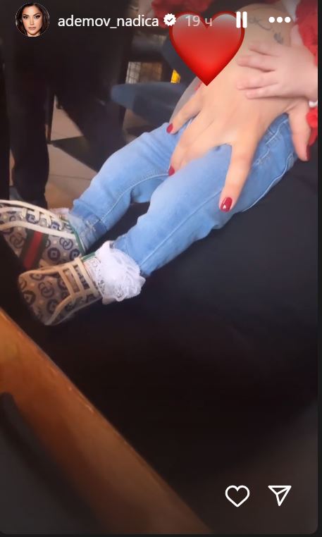 Ćerka Nadice Ademov nosi patike koje koštaju preko 300 evra, a nije ni prohodala: Čist luksuz na nogicama male Meline (FOTO) 7 upo