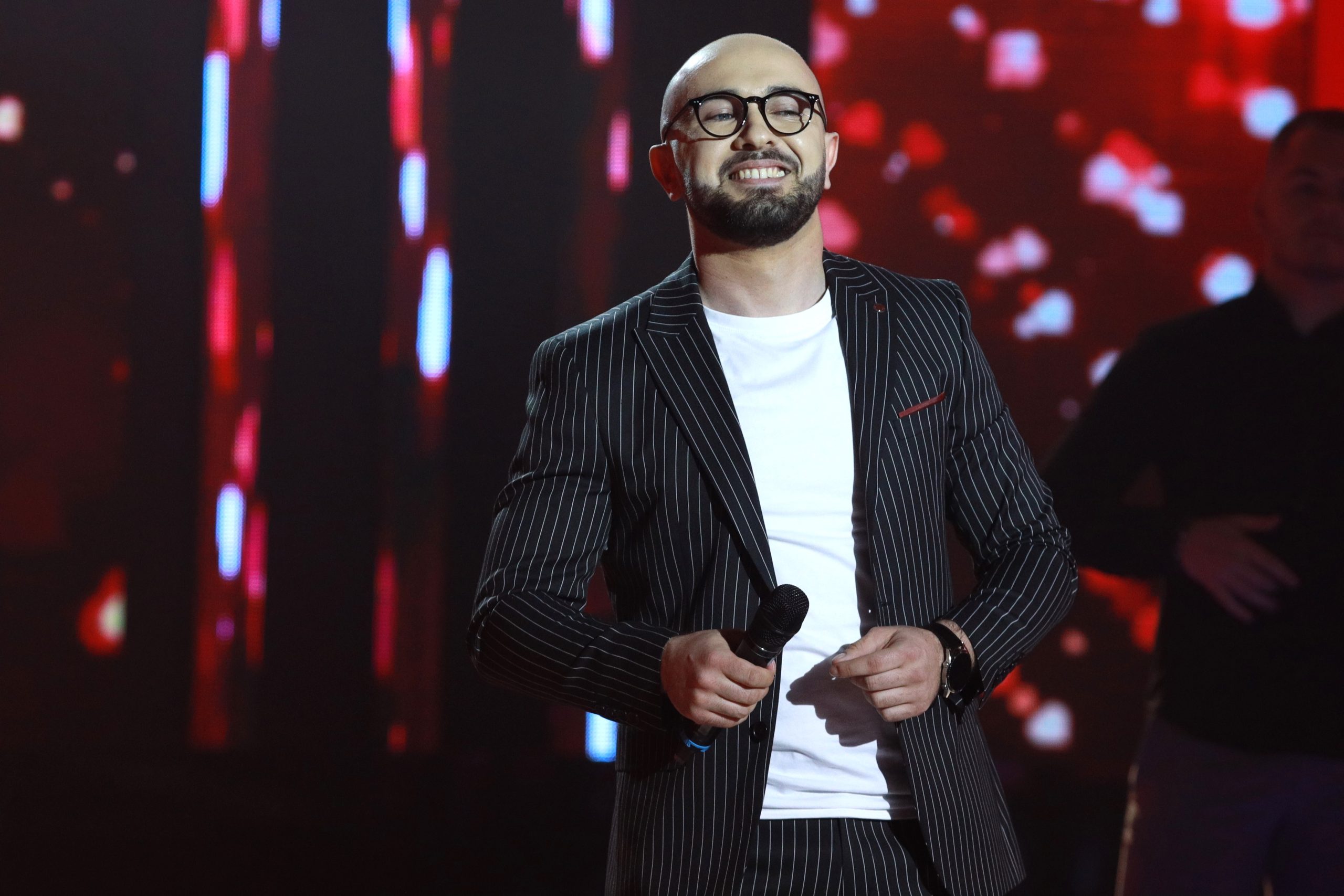 Rijad Rahmanović iz neverovatnog razloga promenio imidž: "Zato nosim naočare" (VIDEO) 7 rijad rahmanović promenio imidž razlog