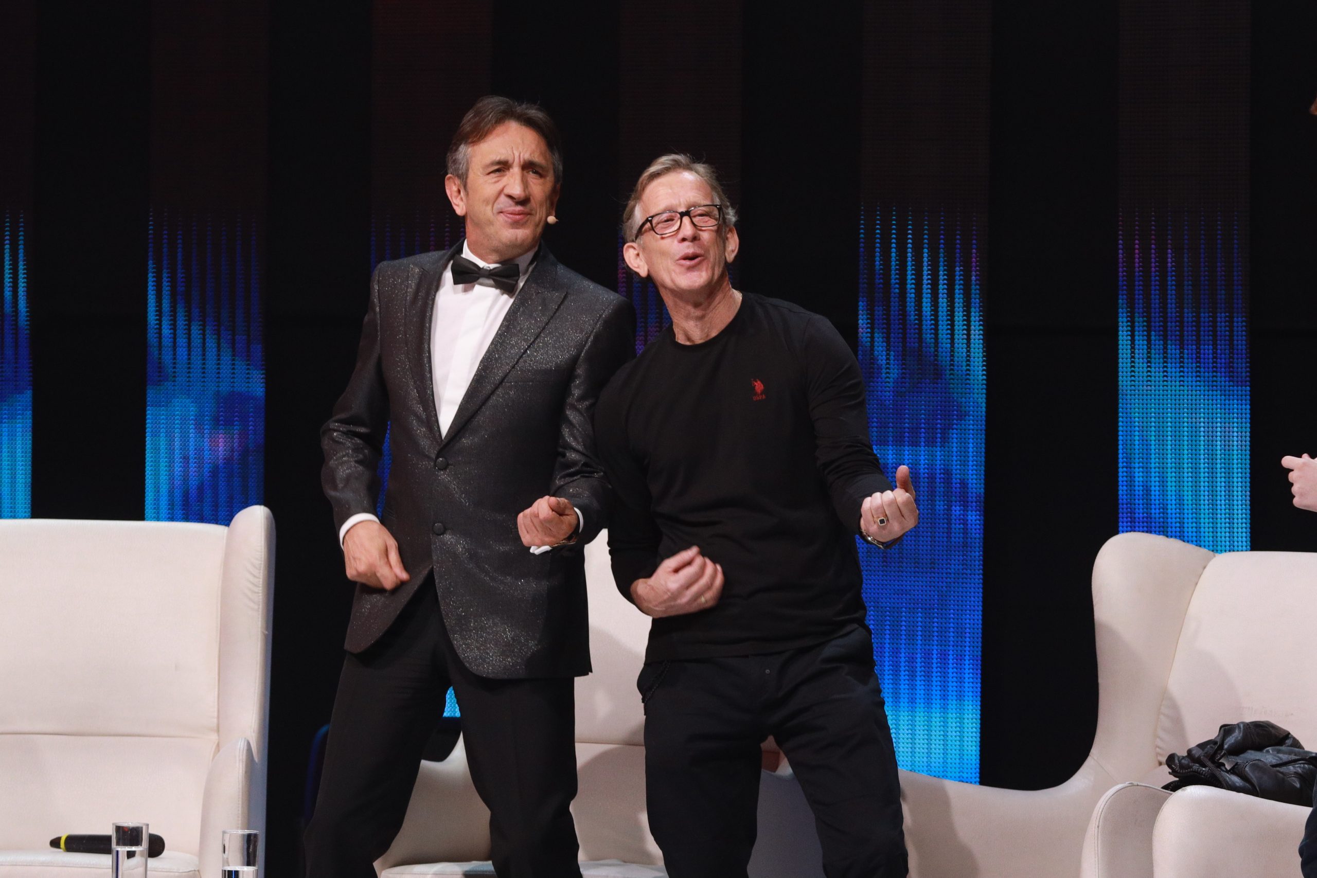 Srđan i Suvad u rokerskom duelu pokidali na sceni, Mima Karadžić u šoku: "Bili smo malo zatečeni, nismo očekivali da će to biti do te mere" 10 Srđan Stefanović Suvad Terzić duel
