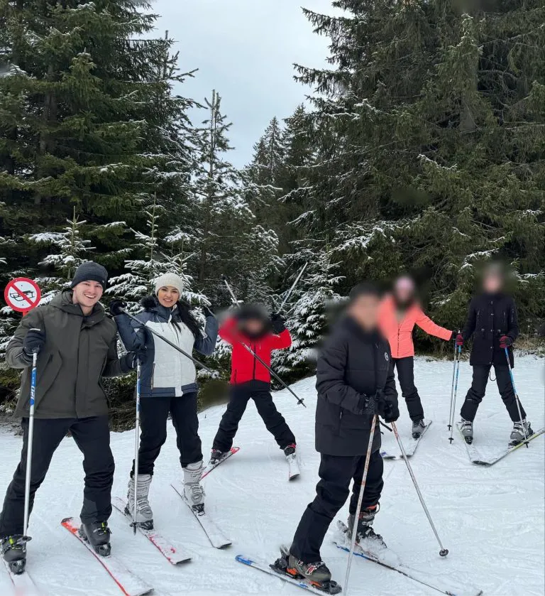 Tanja Savic sa deckom na zimovanju 4 768x839 1
