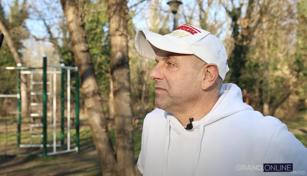 "Oni se drogiraju, a ja strejt" Ivan Gavrilović napravio pometnju na Adi, jedan čovek prekinuo intervju: "Je l' vas ja poznajem?!" (VIDEO) 10 Ivan Gavrilović