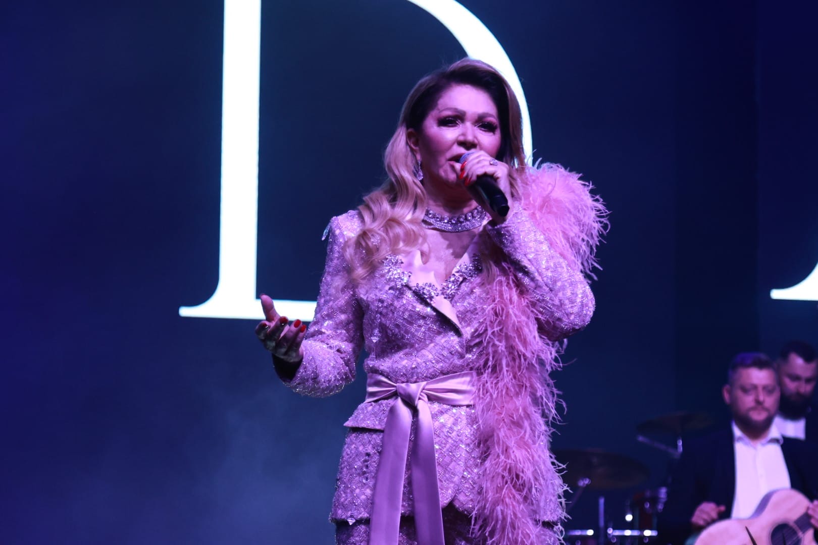 Neda Ukraden na spektakularan način otvorila koncert svojim velikim hitom, pa se obratila publici: "U svakoj pesmi ima deo mene" (VIDEO) 5 Neda Ukraden otvorila koncert