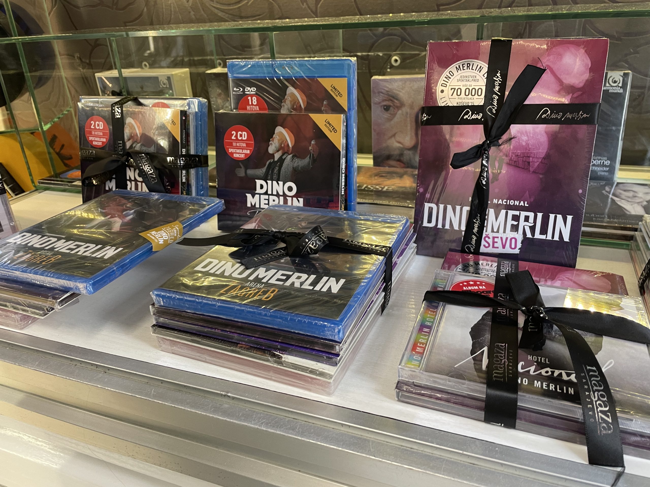Ovako izgleda prodavnica Dina Merlina u Sarajevu, jedan deo je prava atrakcija: "Zbog toga dolaze iz čitavog sveta" (FOTO) 10 Dino Merlin prodavnica Sarajevo