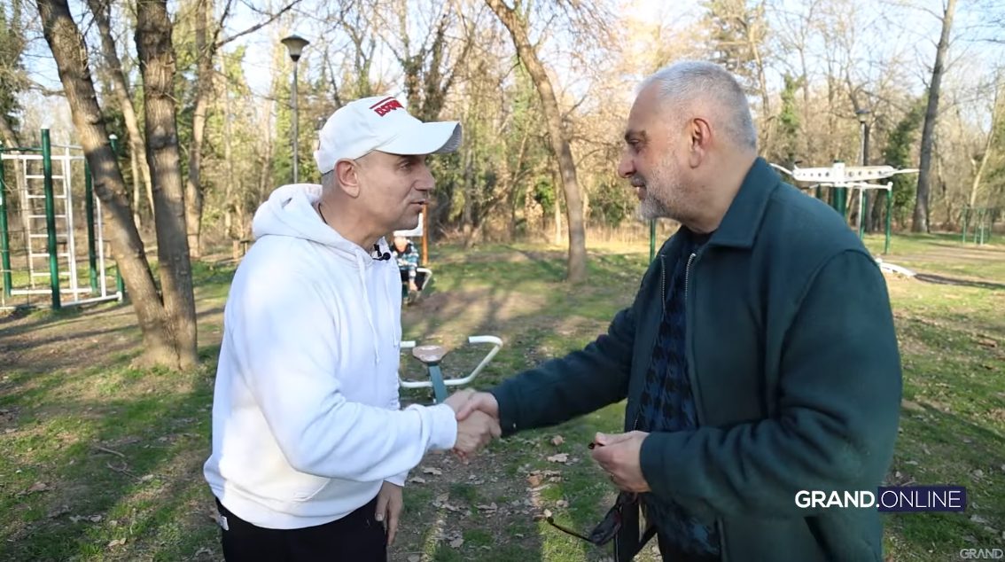 "Oni se drogiraju, a ja strejt" Ivan Gavrilović napravio pometnju na Adi, jedan čovek prekinuo intervju: "Je l' vas ja poznajem?!" (VIDEO) 12 Ivan Gavrilović