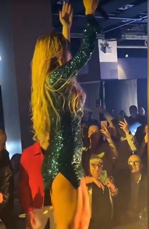 Tea Tairović u nikad kraćoj haljini zamešala kukovima, sve sevalo na nastupu u Londonu (VIDEO) 6 tt