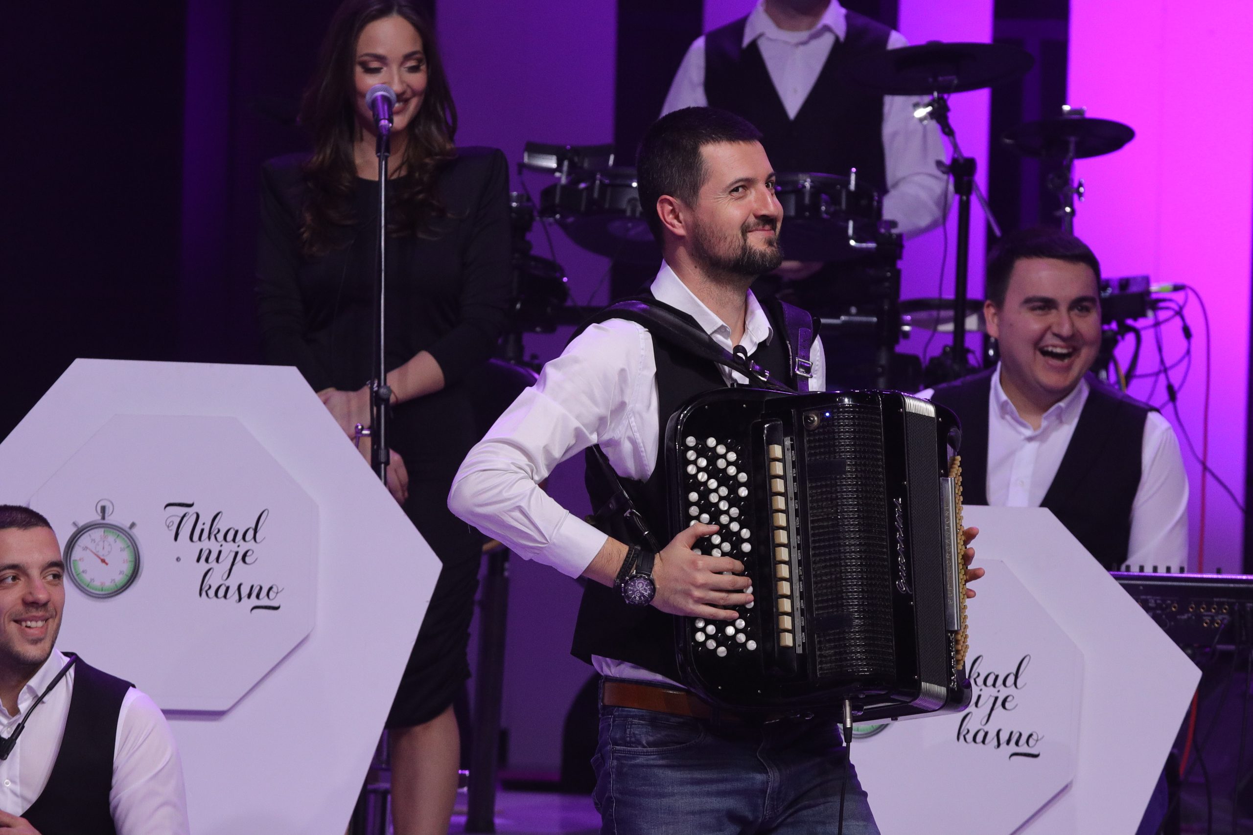 "Ima li neki đever, slobodan naravno?" Ivana Stojović i Mare traže muža Radi Manojlović, Žika se odmah umešao: "Mora da bude oficir" 10 ivana stojović suprug