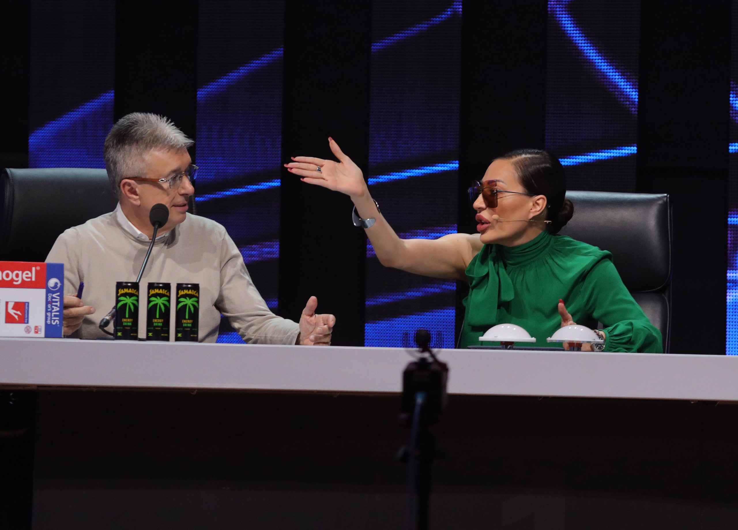 ceca udara glavom o sto