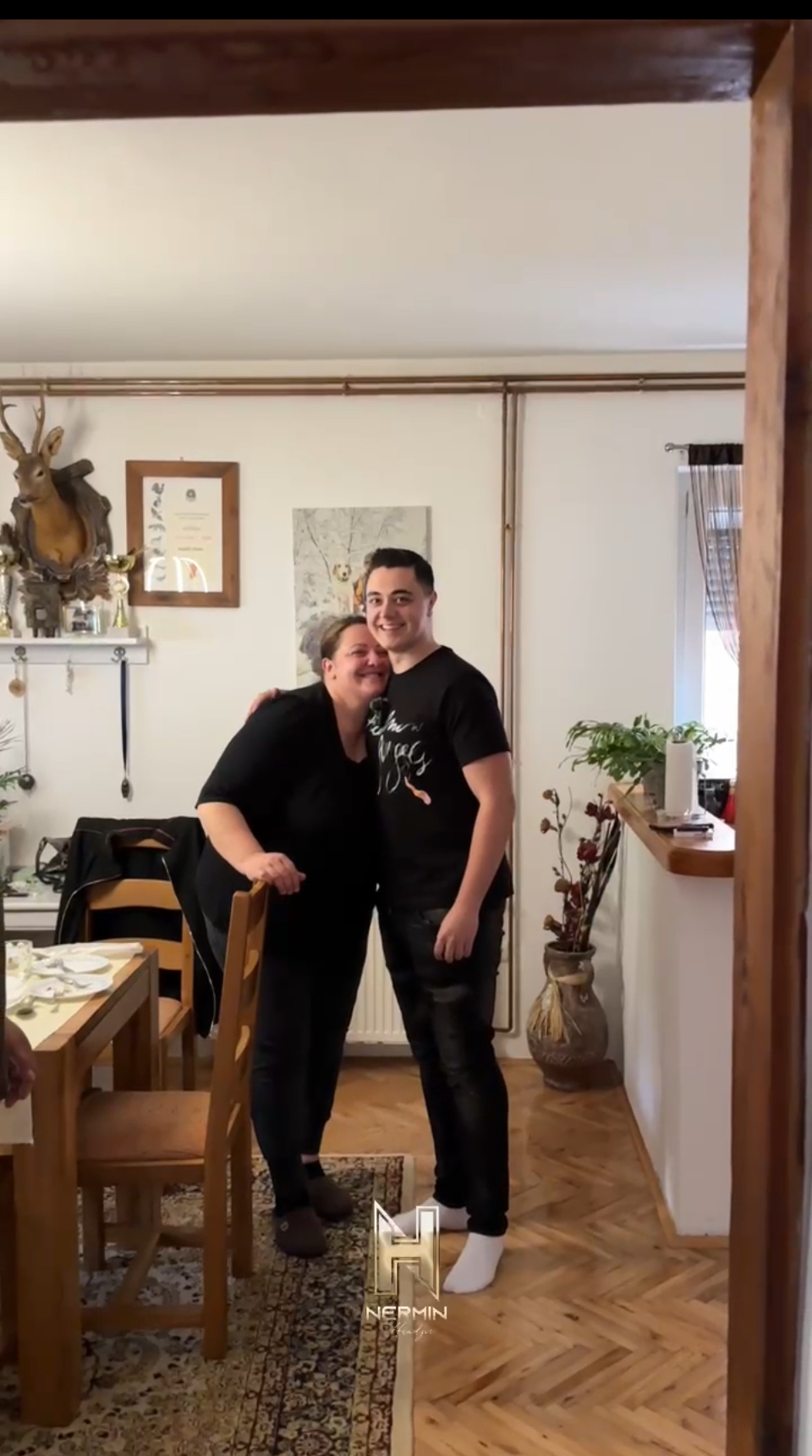 Ovako je Nermin Handžić proslavio Bajram u rodnom Tešnju: Pevač zapevao sa porodicom, ponosni roditelji blistaju od sreće VIDEO 6 IMG 0693