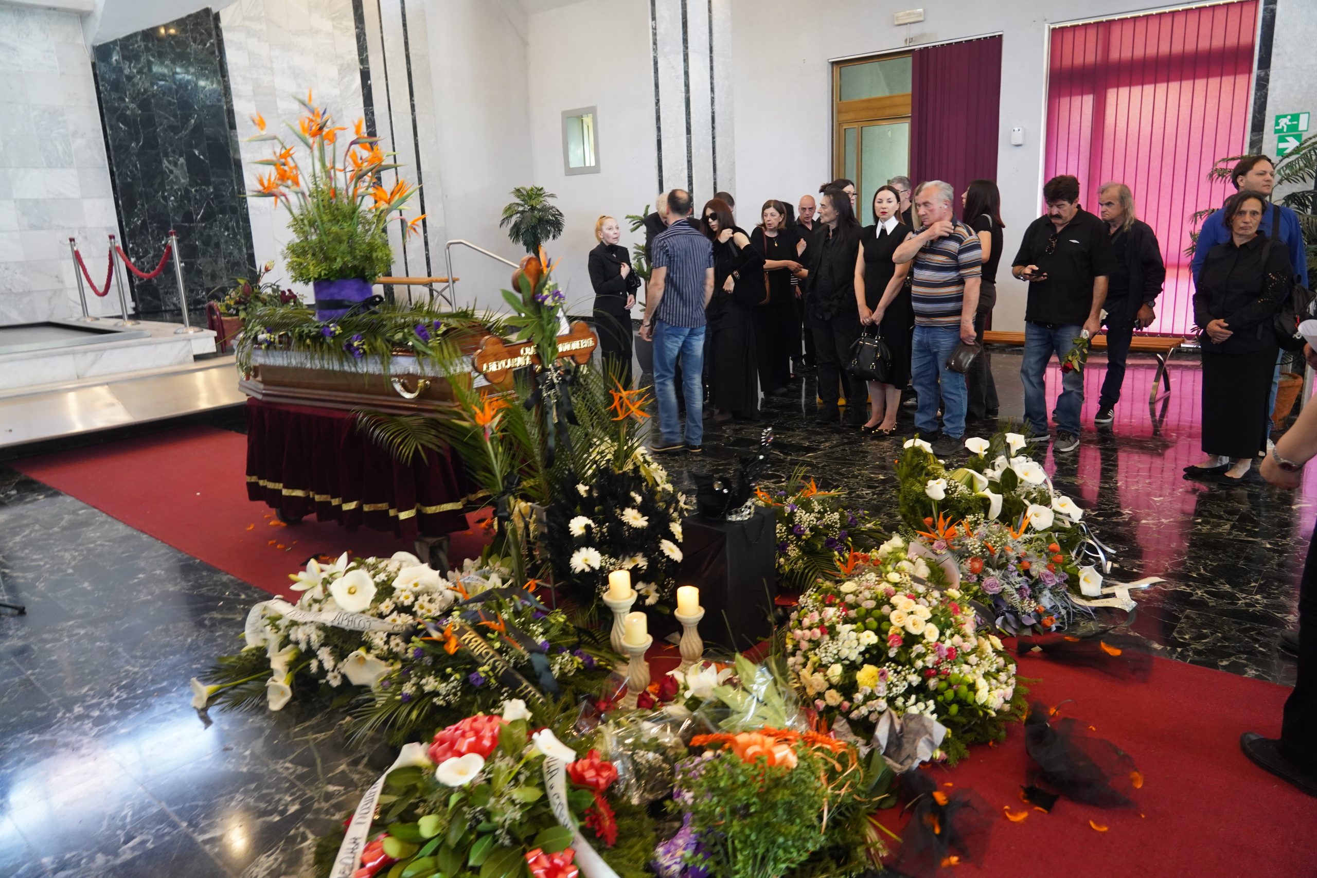 Potresne scene sa Lešća, sahranjena Slađana Milošević: Pored kovčega kruna, a zbog reči Dada Topića svima krenule suze 8 foto ATA Antonio Ahel 3
