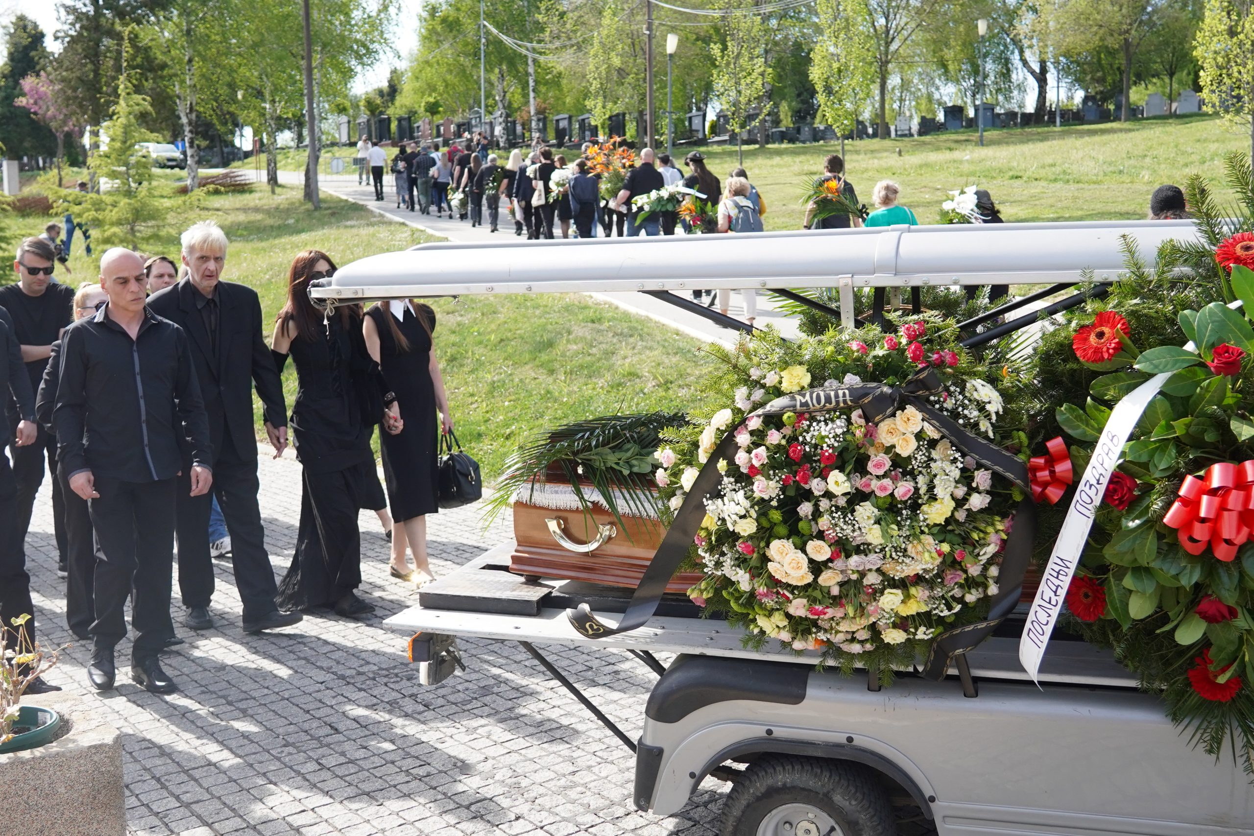 Potresne scene sa Lešća, sahranjena Slađana Milošević: Pored kovčega kruna, a zbog reči Dada Topića svima krenule suze 11 foto ATA Antonio Ahel 9