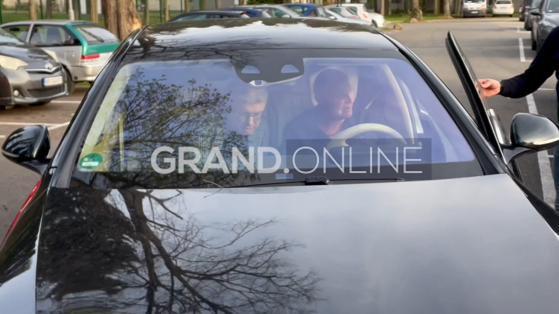 Ko im dade volan? Saša Popović u Milijevom autu od 100.000 evra, HIT SCENA ispred Granda: "Ja ne znam engleski, vidi je l' spušta" (VIDEO) 6 mili novi auto