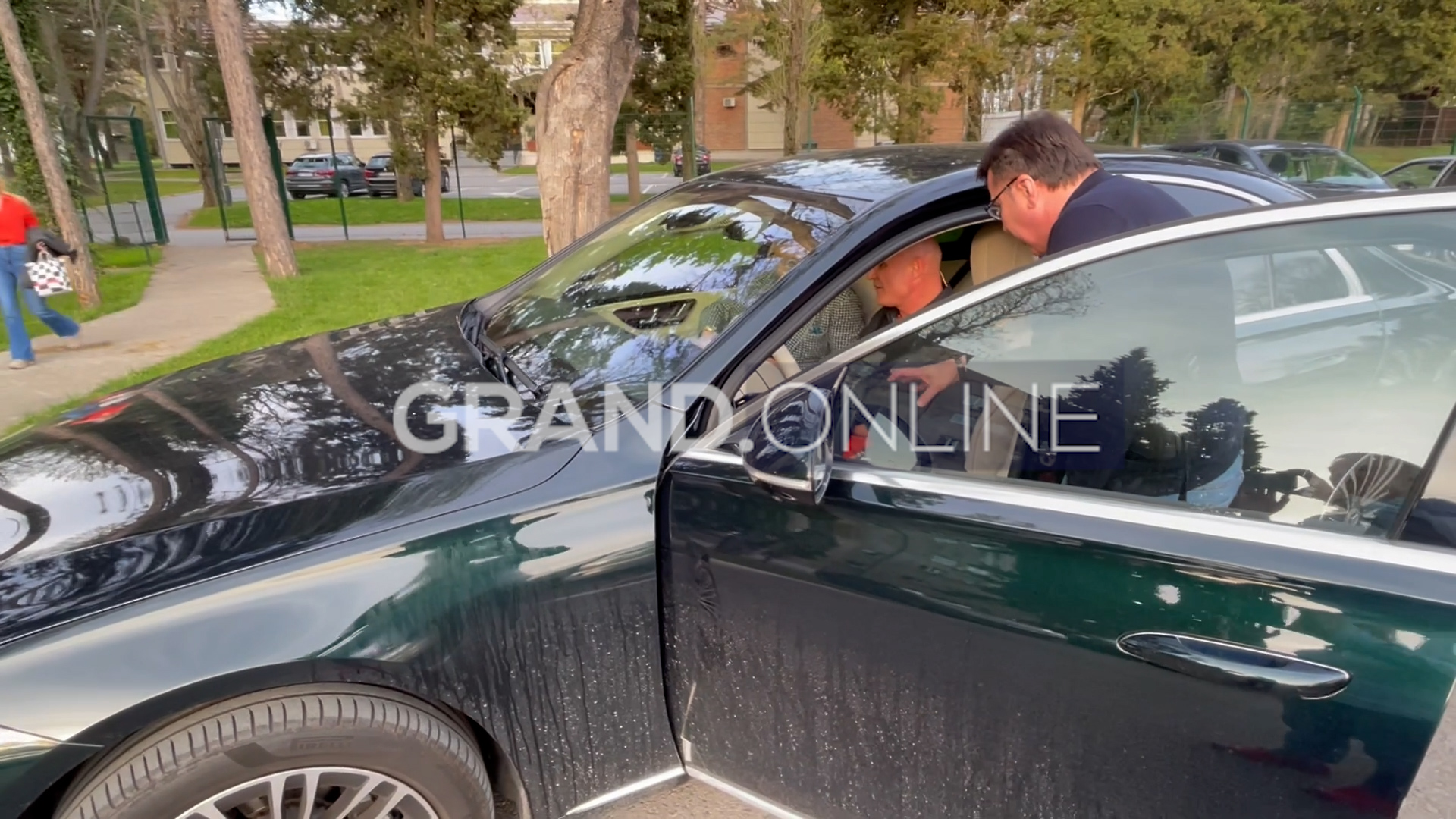 Ko im dade volan? Saša Popović u Milijevom autu od 100.000 evra, HIT SCENA ispred Granda: "Ja ne znam engleski, vidi je l' spušta" (VIDEO) 8 popovic auto