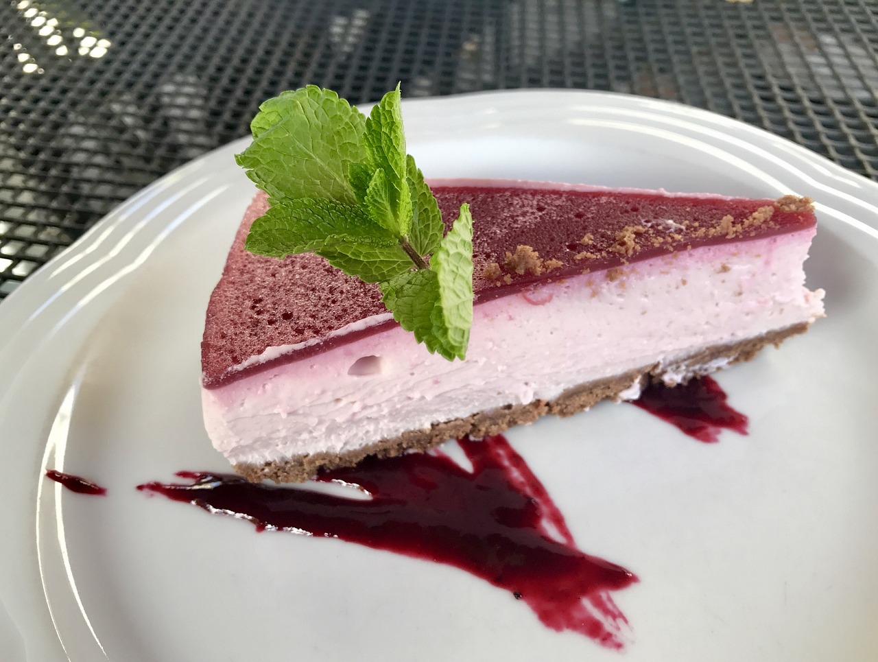 Poslastica kojoj je nemoguće odoleti, sadrži pistaće, lešnik i maline 5 raspberry cake 2806250 1280