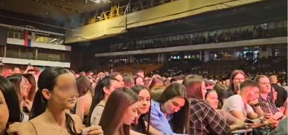 Uživo iz Spensa: Fanovi dočekuju Priju sa natpisima ljubavi, atmosfera iz šminkernice najavljuje još jedan spektakl (VIDEO) 5 sp 1