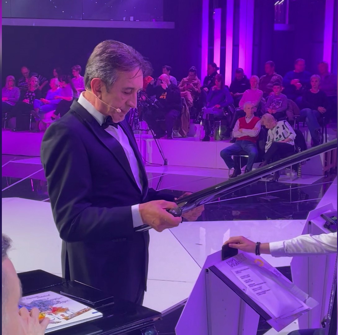 Kakvo iznenađenje! Žika Jakšić postao novi član orkestra "Nikad nije kasno" (VIDEO) 5 žika jakšić svira bas