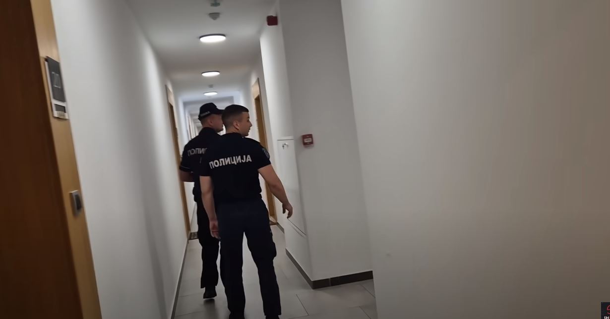 Marko Miljković doveden na saslušanje sa lisicama na rukama, oko njega šest policajaca 7 Capture 2