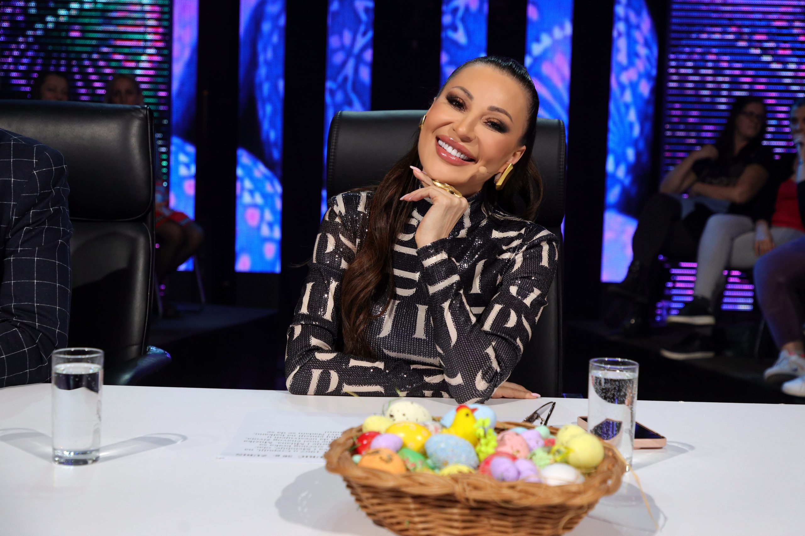 Vaskrs u Cecinom domu: Cela porodica na okupu, trpeza puna, a tu je i torta (FOTO) 5 SVETLANA CECA RAZNATOVIC NNK SNIMANJE 03042024 FOTO MUNJA 4 ok