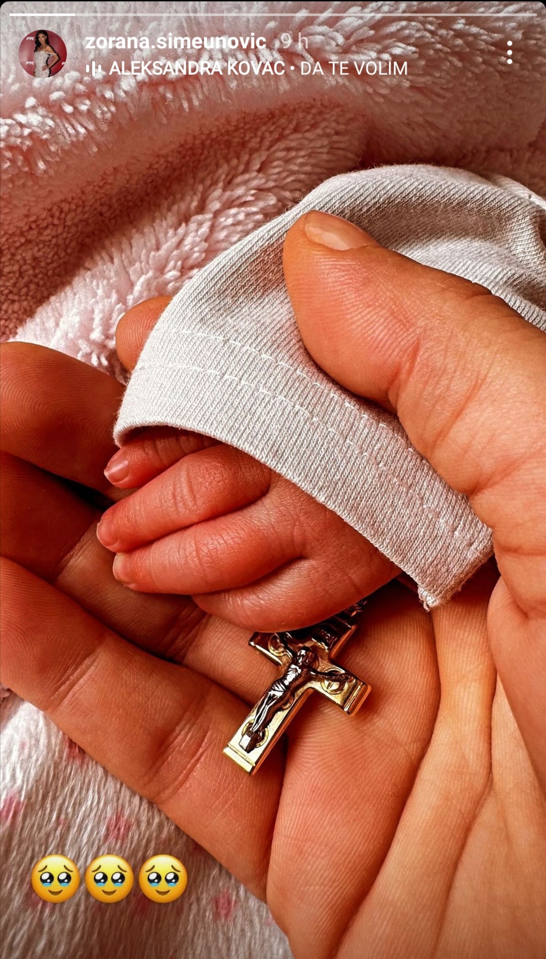 Pevačica se porodila u tajnosti, a sada objavila prvu sliku bebe koju je dobila sa 30 godina starijim kompozitorom i raznežila sve FOTO 6 Screenshot 20240529 102046