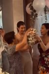 Ceca Ražnatović umalo uhvatila bidermajer: Folk diva pokazala izvajane noge u ultra kratkoj haljini na ćerkinom venčanju (FOTO) 2 Untitled 2 7