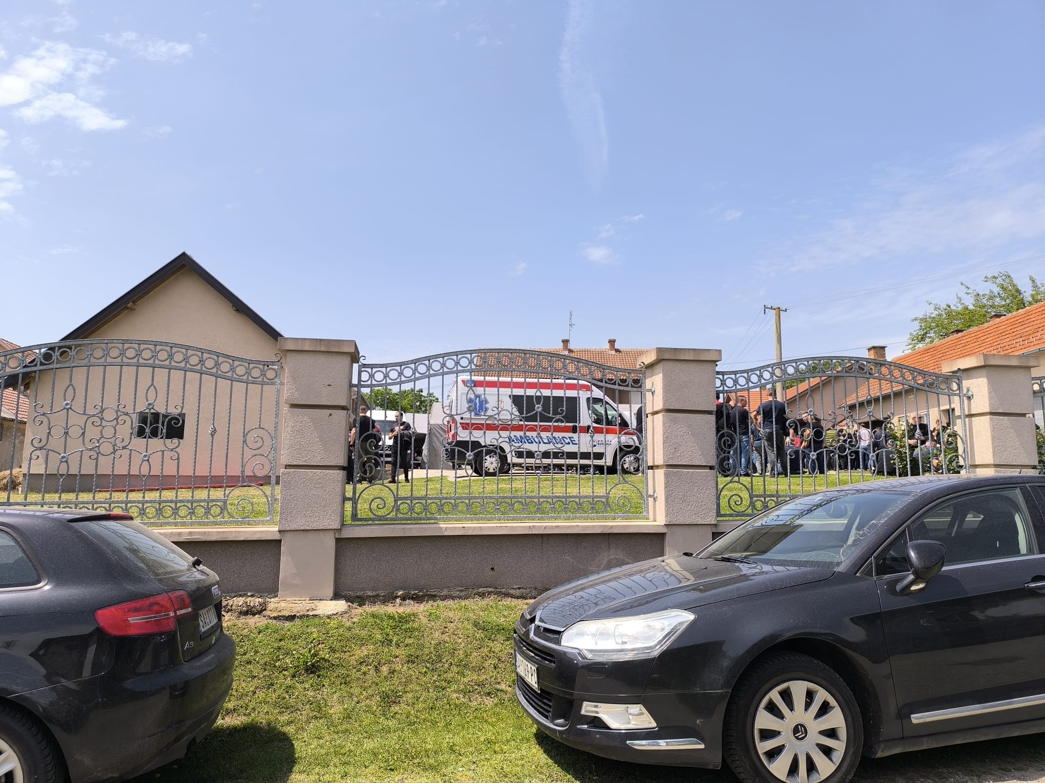 Ivana Šašić stigla na sahranu Cipkinog muža, pevačica nema od bola zbog smrti kuma: "Pod lekovima sam" FOTO 7 WhatsApp Image 2024 05 17 at 13.40.26