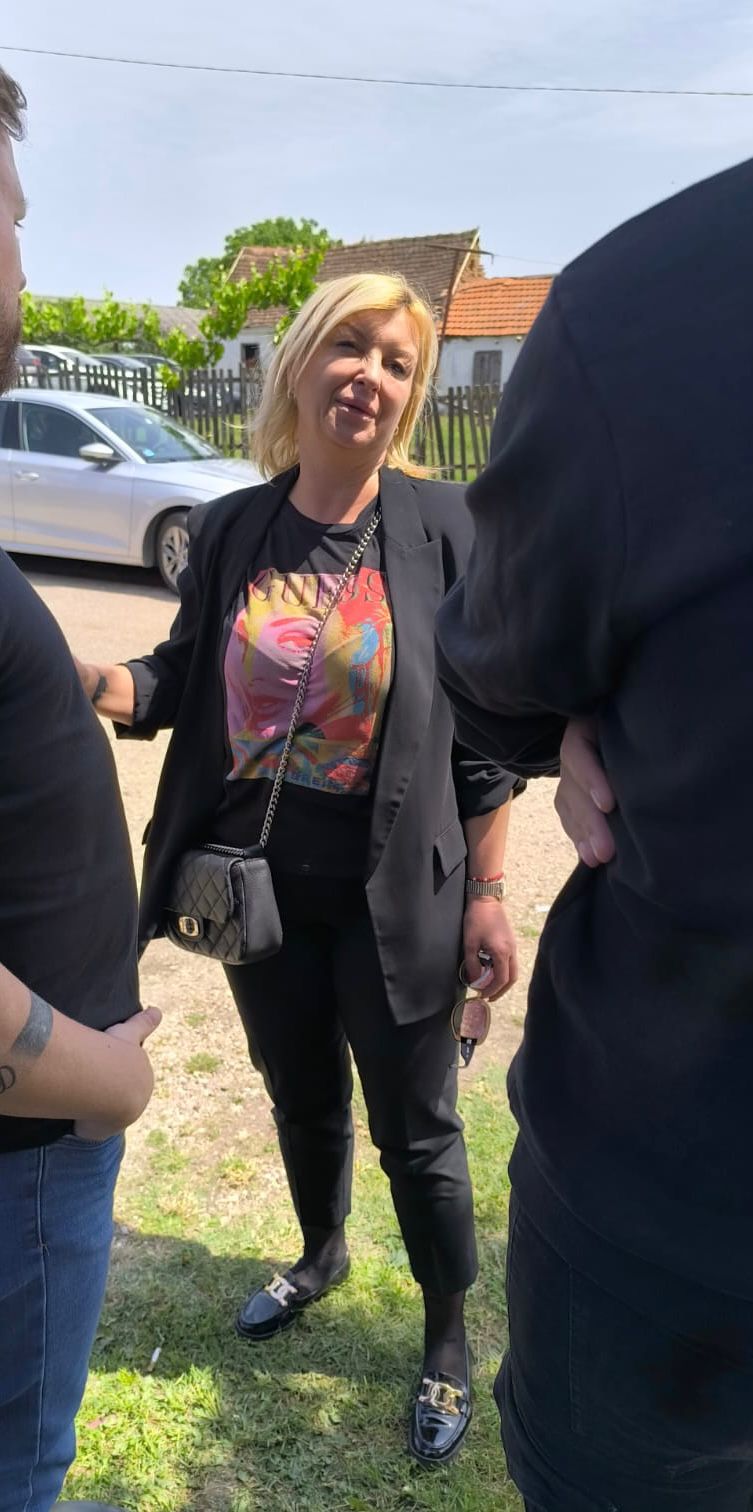 Ivana Šašić stigla na sahranu Cipkinog muža, pevačica nema od bola zbog smrti kuma: "Pod lekovima sam" FOTO 6 WhatsApp Image 2024 05 17 at 13.41.23