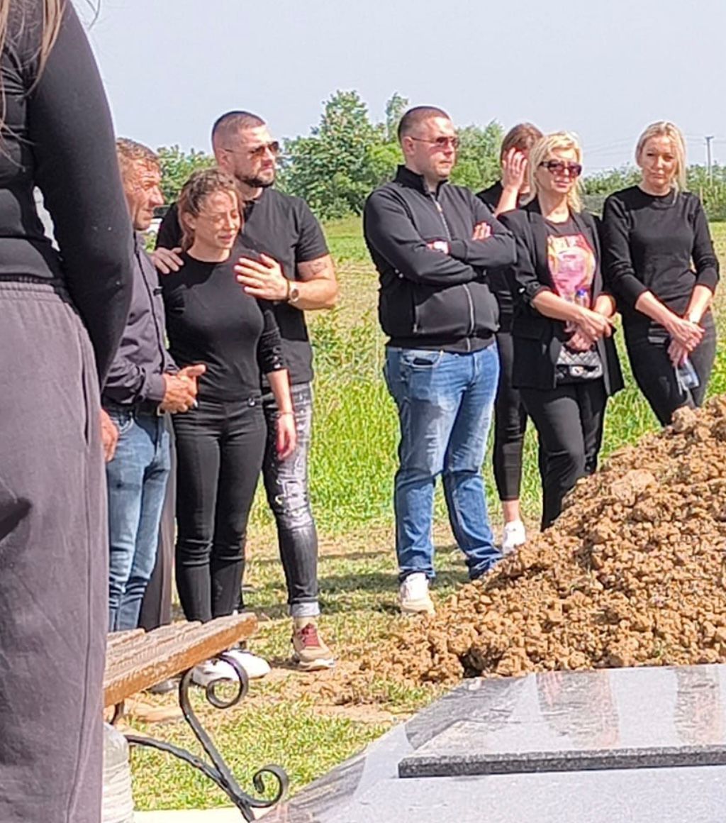 Cipka se slomila na sahrani supruga, potresne scene na groblju: Pevačica jedva stoji na nogama (FOTO) 6 WhatsApp Image 2024 05 17 at 15.36.11