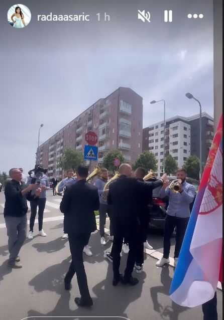 Sofra stigao po mladu: Kiti trubače evrima, ori se celo naselje 8 ddh