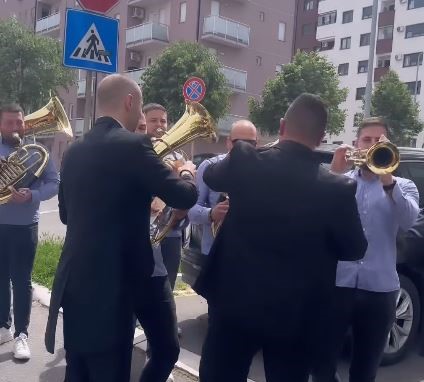 Sofra stigao po mladu: Kiti trubače evrima, ori se celo naselje 5 aca sofronijević svadba