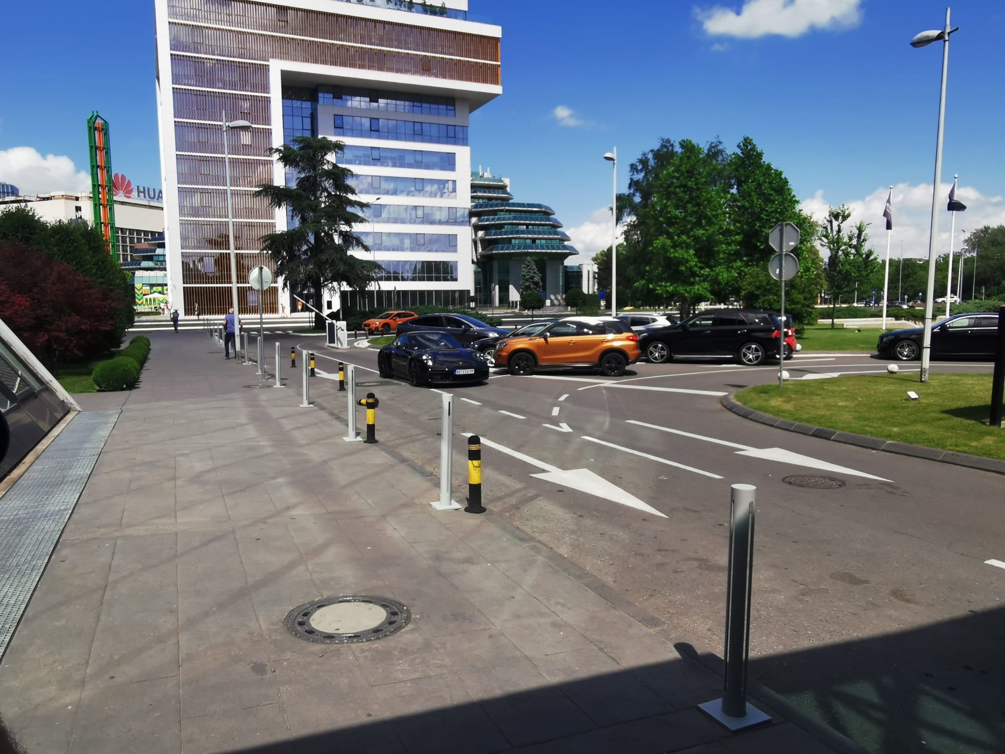 Aco Pejović u novom autu stigao na promociju albuma, ceo grad se okretao za besnom mašinom koja vredi više od 100.000 evra VIDEO 10 image00004 2