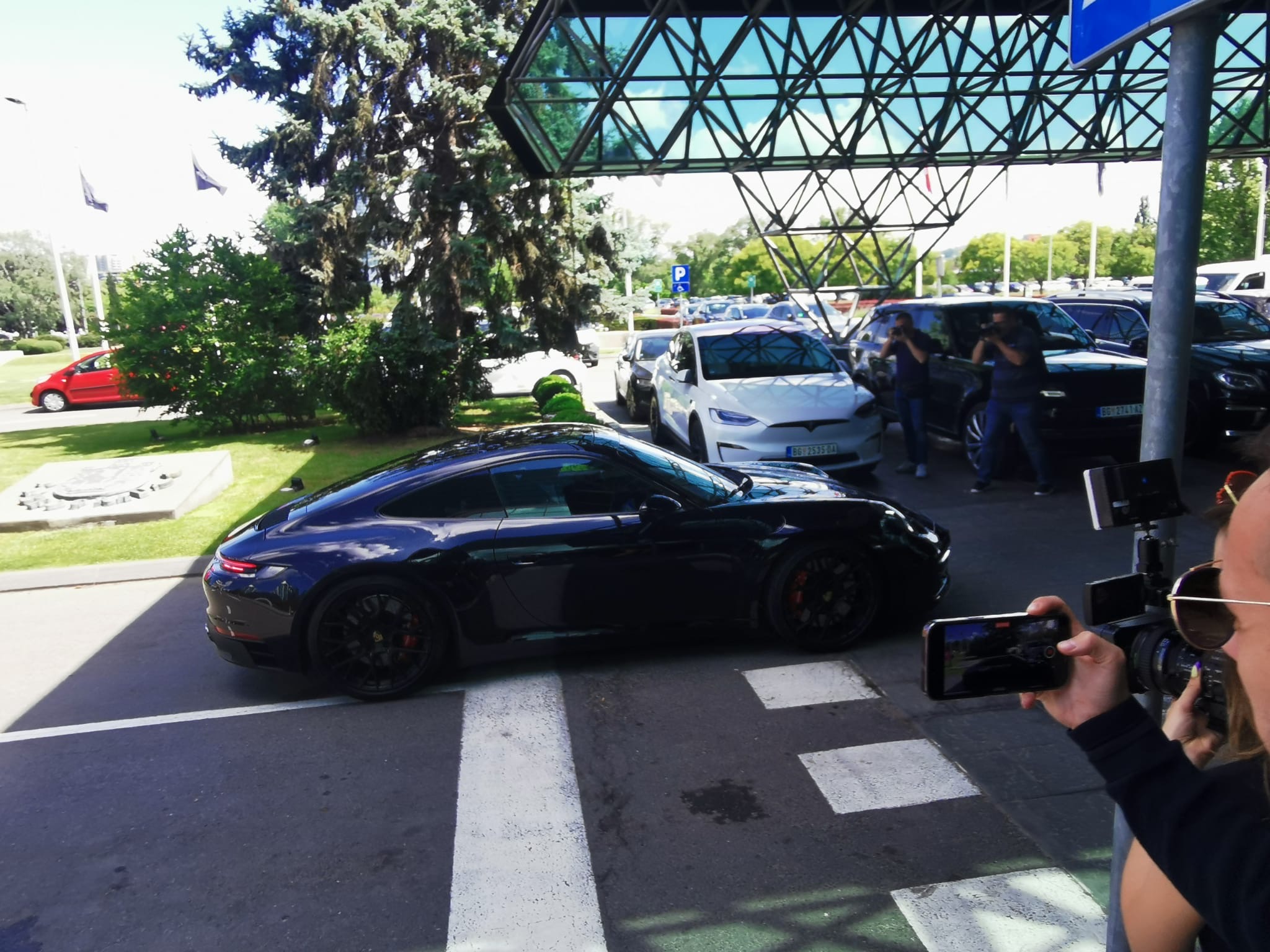 Aco Pejović u novom autu stigao na promociju albuma, ceo grad se okretao za besnom mašinom koja vredi više od 100.000 evra VIDEO 8 image00008 1