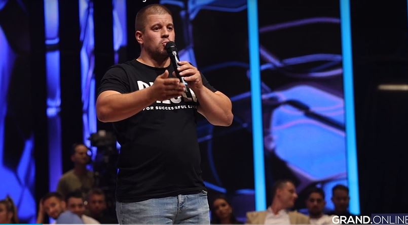 Iz rijalitija pravo u "Zvezde Granda", Saša Popović se iznenadio kad ga je video: "Puštaj matricu, tvoj otac je stajao na ovoj sceni" VIDEO 5 marko petrušević zvezde granda