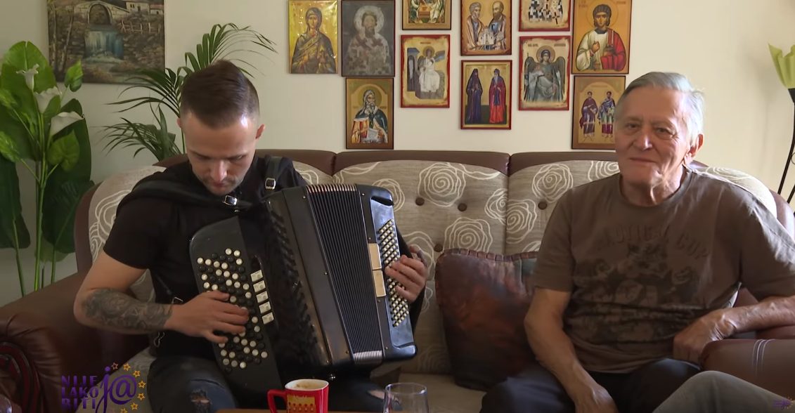 EKSKLUZIVNO Stefan Kosmajac zasvirao harmoniku pred ocem, Mladen ga otkucao: "Imaš tremu od mene" VIDEO 9 otac stefana kosmajca