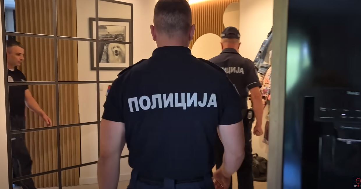 Marko Miljković doveden na saslušanje sa lisicama na rukama, oko njega šest policajaca 6 marko miljkovic 1