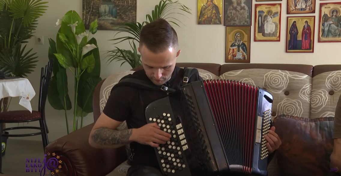 EKSKLUZIVNO Stefan Kosmajac zasvirao harmoniku pred ocem, Mladen ga otkucao: "Imaš tremu od mene" VIDEO 10 otac stefana kosmajca