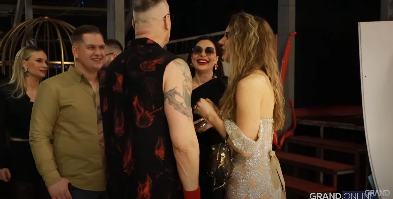 RASTE TENZIJA u "Zvezdama Granda": Ceca i Đorđe bodrili kandidate iza scene VIDEO 5 zg