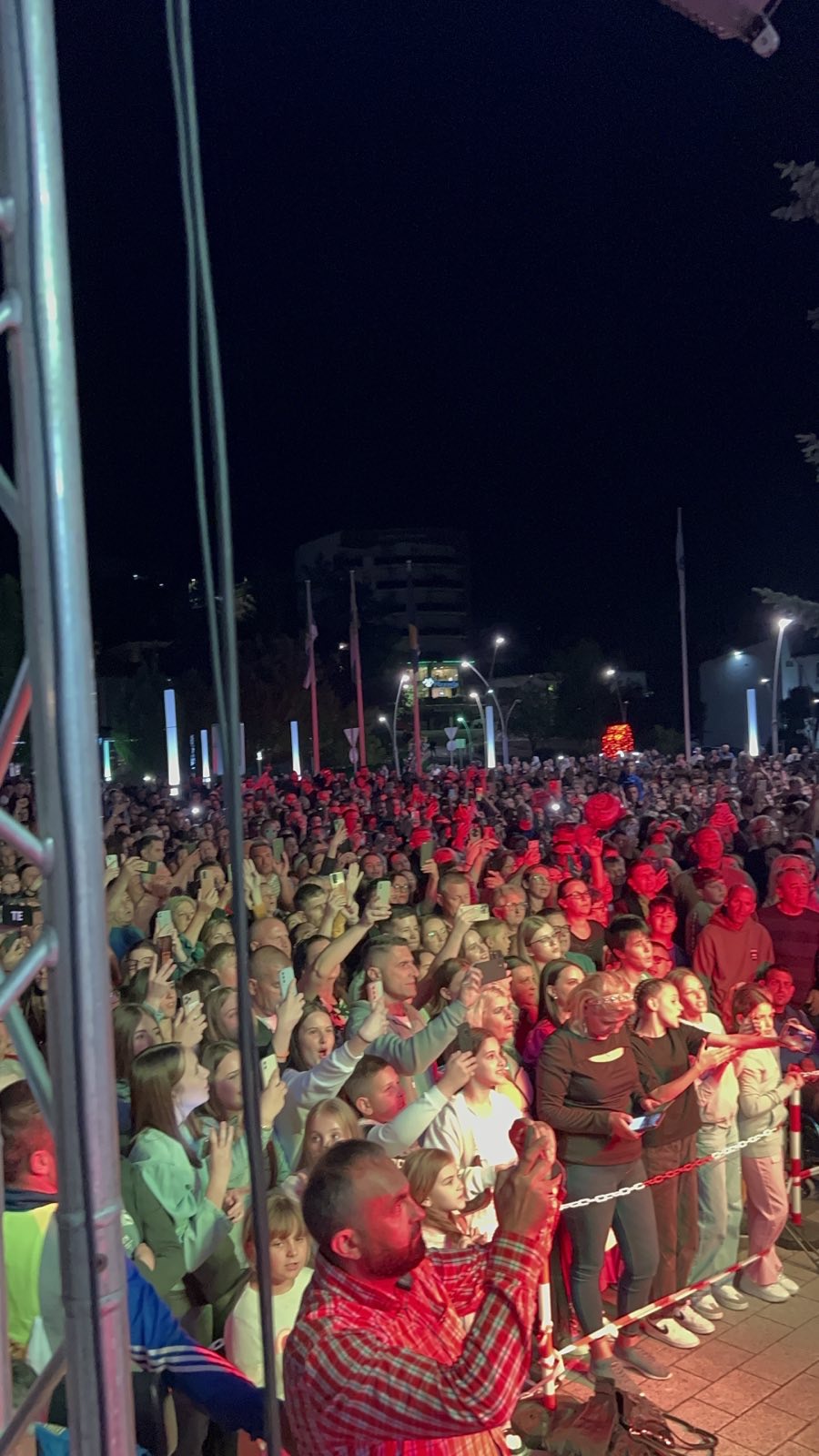 Cazin na nogama zbog Đule Drini: Bosanac zasvirao sevdaliku pred više od 15.000 ljudi, nastao lom VIDEO 7 IMG 1519