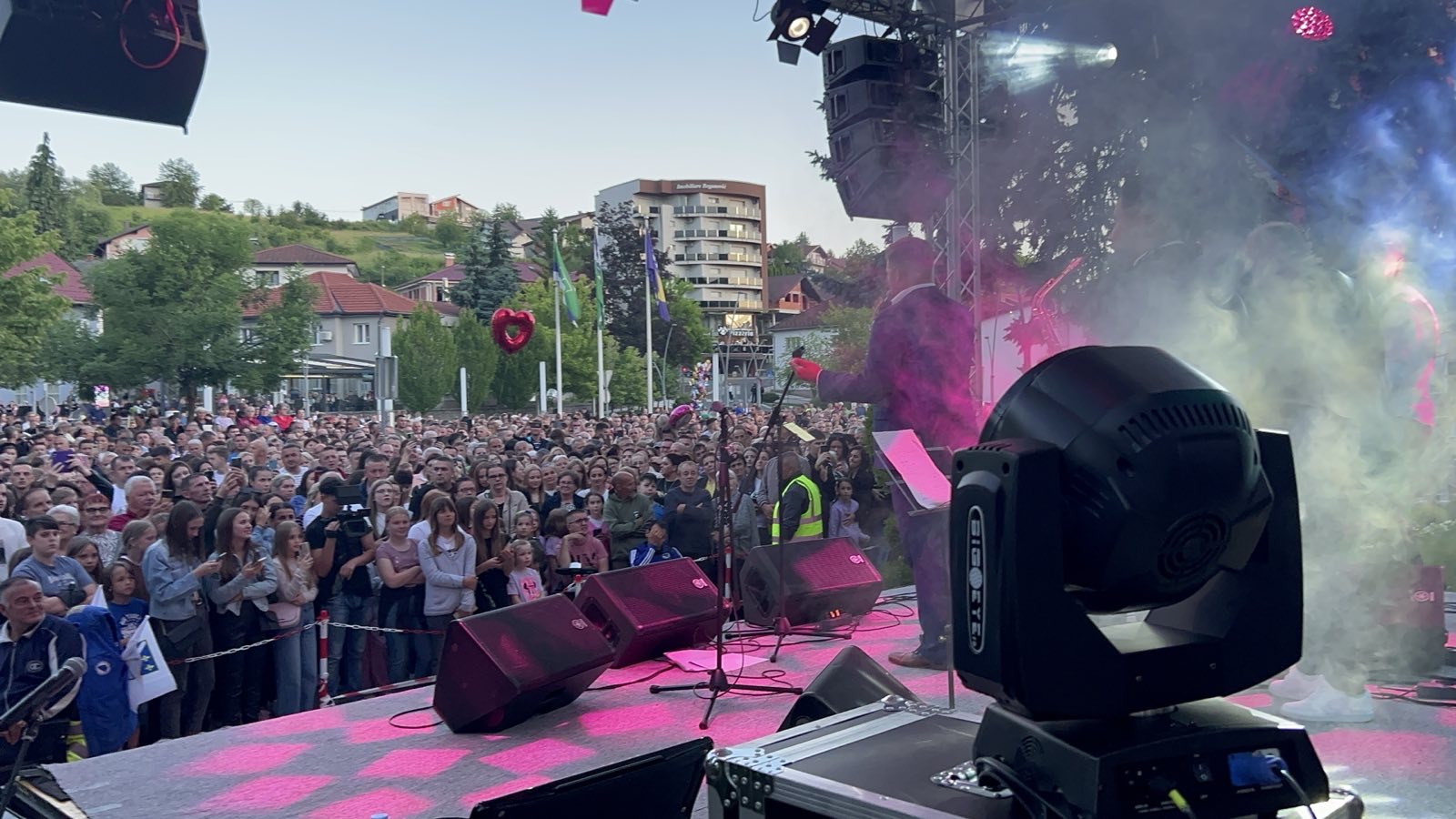 Cazin na nogama zbog Đule Drini: Bosanac zasvirao sevdaliku pred više od 15.000 ljudi, nastao lom VIDEO 5 IMG 1520