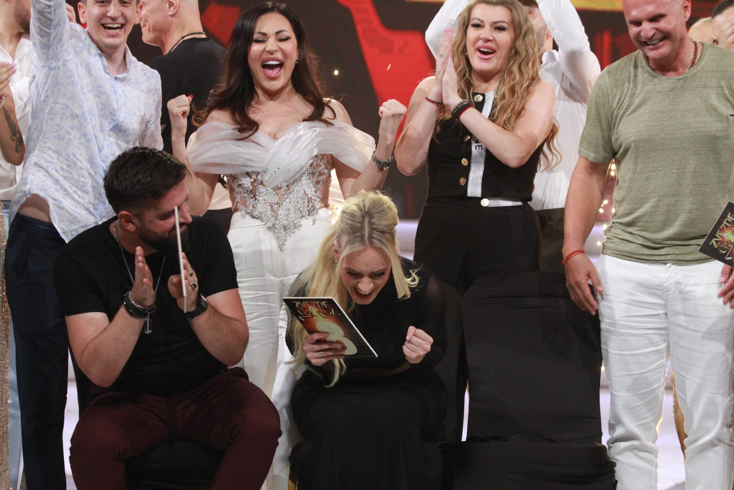 Šejla grcala u suzama, Miki Sekulovski se prvi put slomio na sceni: Pogledajte šta se sve dešavalo u finalu "Zvezda Granda" VIDEO 16 zvezde granda finale cela emisija