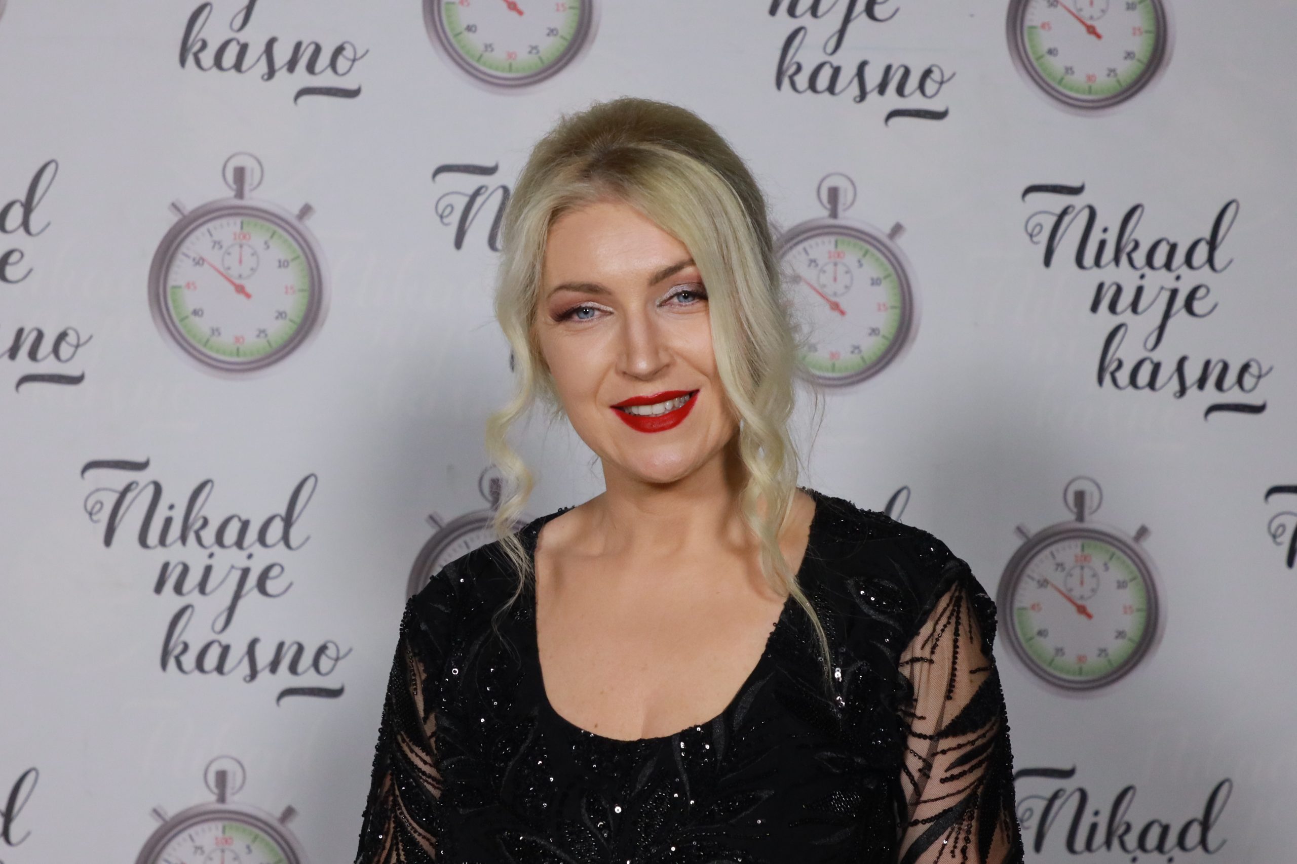 Nakon što je rasplakala žiri i publiku, Ivana Stojović emotivno o pokojnoj majci: "Plašila sam se, ne znam kako sam izdržala" VIDEO 6 IVANA STOJOVIC 40 GOD. PODGORICA CG 7