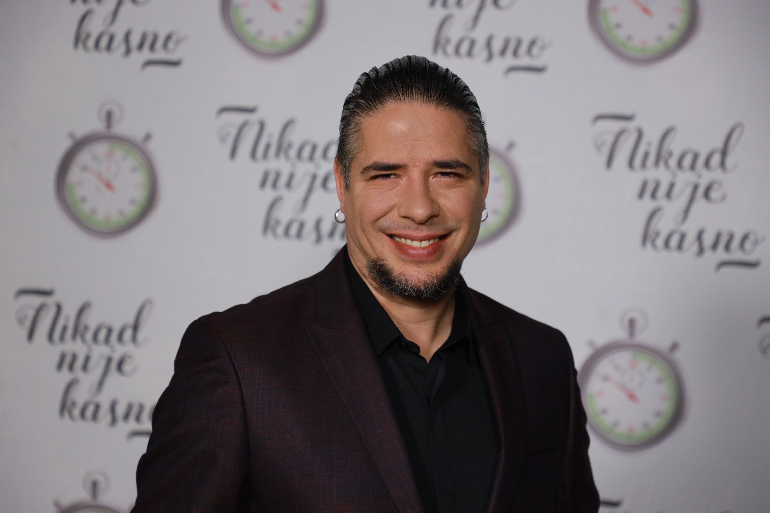 "Uz pesmu je sve lepše", Oliver Kostić emotivnom objavom dirnuo sve, evo kako slavi uspeh (FOTO) 8 OLIVER KOSTIC 45 GOD. SABAC 8