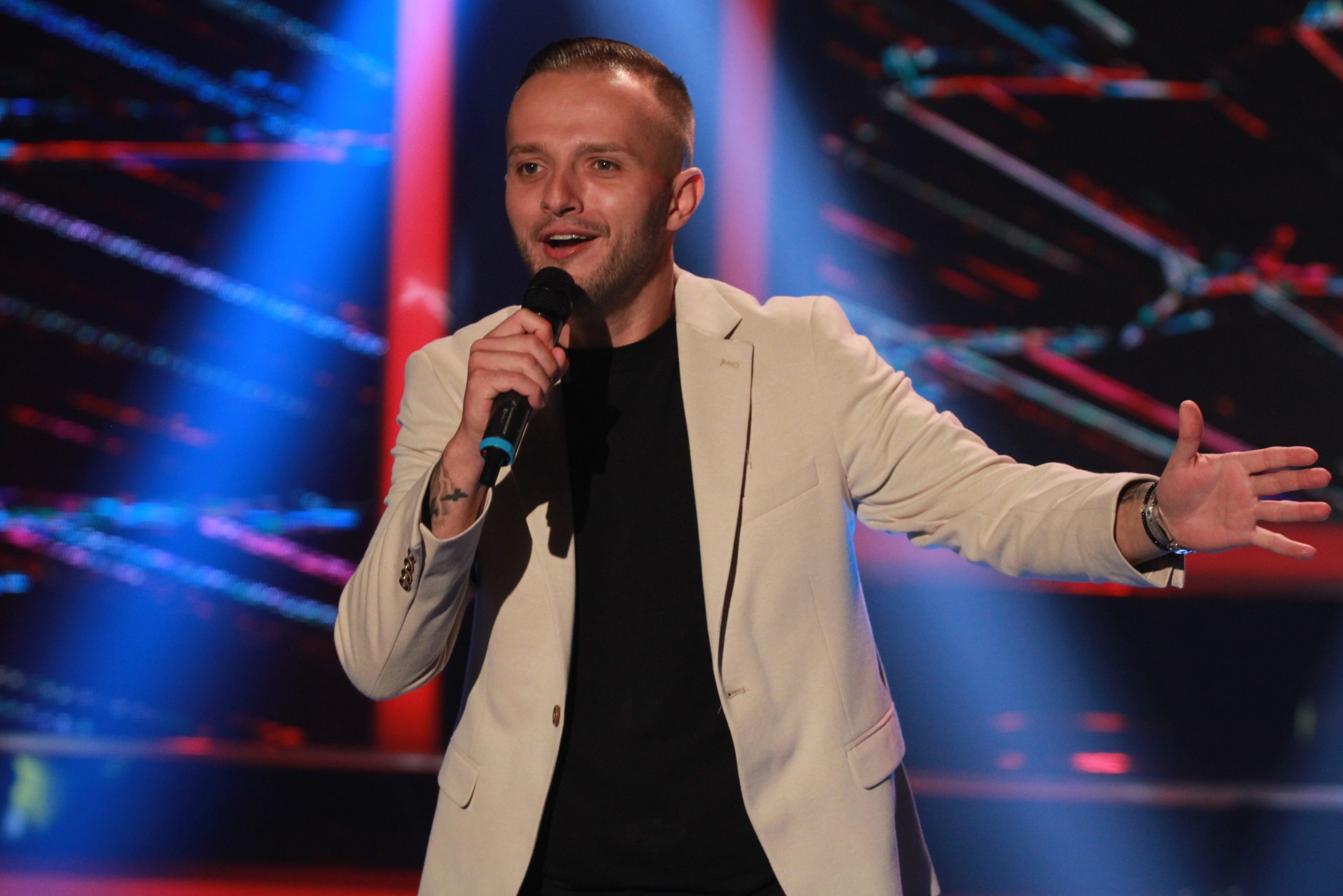 "Ja sam živ i sedim ovde sa vama": Niko ne zna šta se krije iza osmeha Stefana Kosmajca, pevač prvi put o traumi koju je preživeo (VIDEO) 6 STEFAN KOSMAJAC GP 10062024 FOTO MUNJA 17
