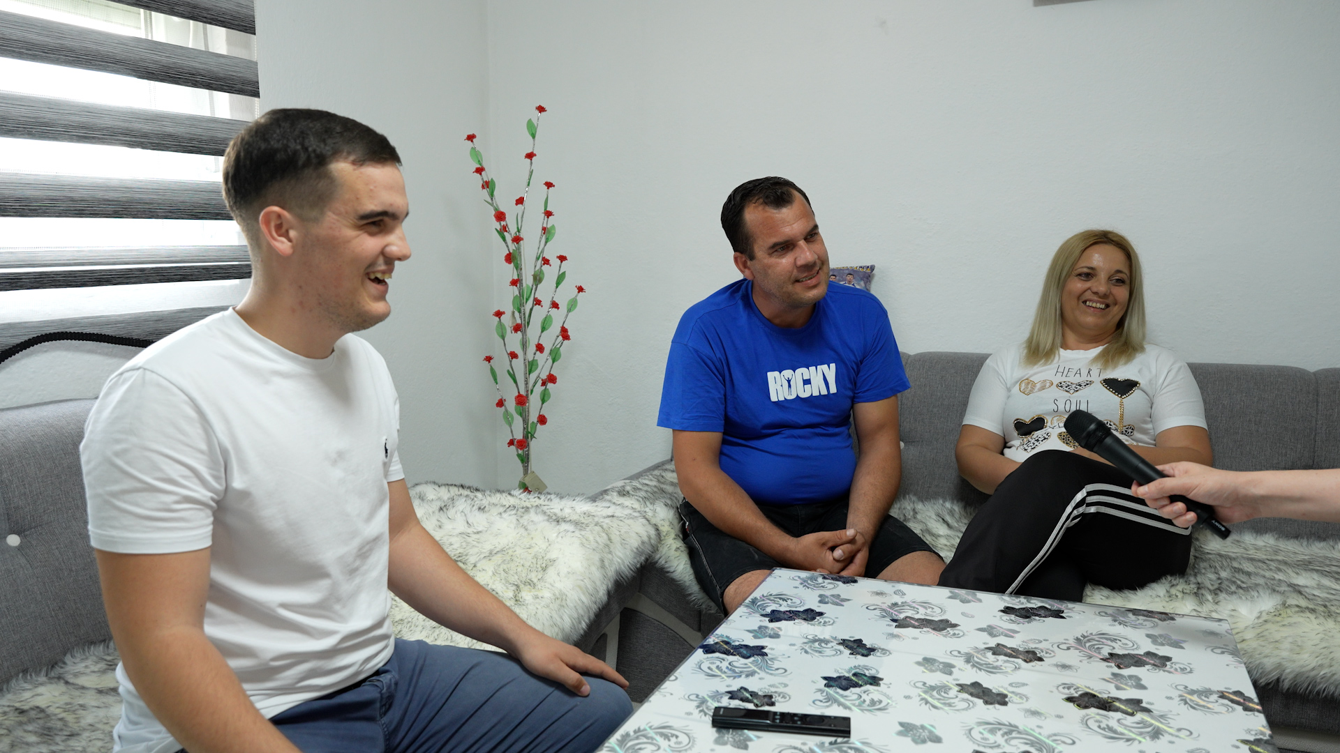 Inel Nukić raspevan otvorio vrata svog doma u Živinicama, a tek da čujete kakav je talenat njegova sestra VIDEO 10 kuća inela nukića