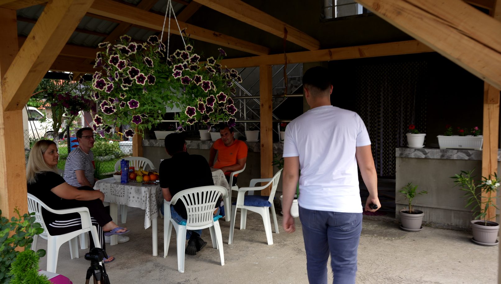 Inel Nukić raspevan otvorio vrata svog doma u Živinicama, a tek da čujete kakav je talenat njegova sestra VIDEO 15 kuća inela nukića